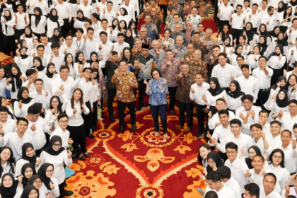 Menkeu Sri Mulyani Indrawati menyampaikan pesan penting kepada 1.037 CPNS Kementerian Keuangan (Kemenkeu) dalam acara Orientasi Pegawai Baru Kemenkeu Tahun 2025. Foto: Kemenkeu