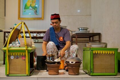 Kerak Telor, kuliner Betawi yang kerap dijumpai saat perayaan HUT Jakarta. (dok. Sunlake Waterfront Resort & Convention)