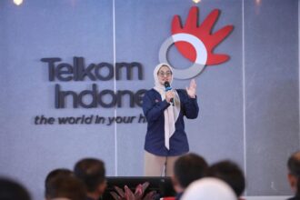 Direktur Utama Telkom Dian Siswarini saat memberikan sambutan pada acara kunjungan ke Telkom Regional III di wilayah Surabaya, pada Senin (16/6/2025). Foto: Telkom Indonesia