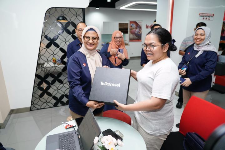 Direktur Utama Telkom Dian Siswarini (kiri) saat melakukan kunjungan kepada pelanggan segmen Business-to-Consumer (B2C) di GraPARI TelkomGroup Manyar, Surabaya, pada Senin (16/6/2025). Foto: Telkom Indonesia