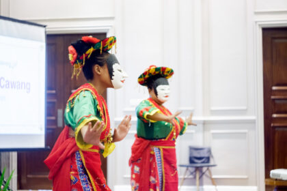 Dua orang penari tengah mementaskan Tari Topeng Betawi. (Alidrian Fahwi/ipol.id)