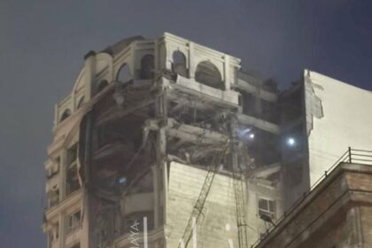 Tampak gedung apartemen yang menjadi sasaran jet tempur Israel. @Geopolitik_2030