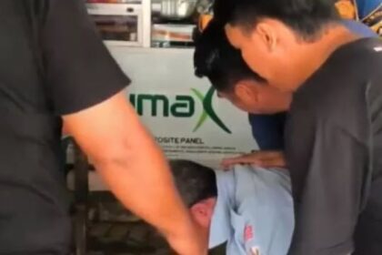 Momen petugas Damkar Kabupaten Bogor saat membantu salah seorang warga yang tersedak bakso di kantor Disdukcapil Kabupaten Bogor. Foto: Tangkap layar IG @bogor_update