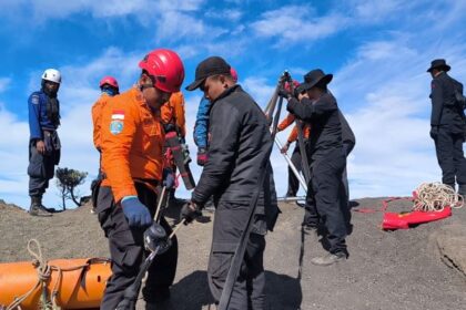Proses evakuasi yang melibatkan tim SAR gabungan masih menghadapi tantangan berat, mulai dari medan ekstrem hingga cuaca yang kerap berubah secara drastis di Gunung Rinjani. Foto: Polri