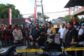 Kapolda Bali Irjen Pol Daniel Adityajaya di depan awak media dan barang bukti di lobi Mapolres Badung, didampingi Dirpidum Bareskrim Polri Brigjen Pol Djuhandhani Rahardjo Puro. Foto: Polri