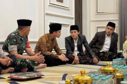 Gibran Rakabuming Raka berbincang dengan Gus Iqdam. Foto: BPMI Setwapres