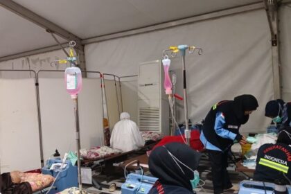Keterbatasan fasilitas kesehatan di Arafah, Muzdalifah, dan Mina (Armuzna) seringkali menjadi tantangan tersendiri bagi petugas.