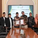 EVP Telkom Regional II Edie Kurniawan (Keempat dari kanan) dan Ketua Yayasan Waqaf Al Muhajirien Jakapermai Mohammad Syafiudin (Kelima dari kiri) beserta jajaran dari masing-masing pihak usai penandatanganan MoU, di Bekasi, Jumat (18/7/2025). Foto: Telkom Indonesia