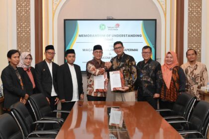 EVP Telkom Regional II Edie Kurniawan (Keempat dari kanan) dan Ketua Yayasan Waqaf Al Muhajirien Jakapermai Mohammad Syafiudin (Kelima dari kiri) beserta jajaran dari masing-masing pihak usai penandatanganan MoU, di Bekasi, Jumat (18/7/2025). Foto: Telkom Indonesia
