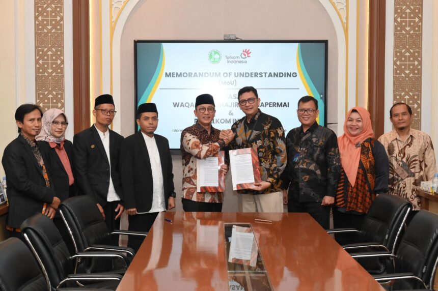 EVP Telkom Regional II Edie Kurniawan (Keempat dari kanan) dan Ketua Yayasan Waqaf Al Muhajirien Jakapermai Mohammad Syafiudin (Kelima dari kiri) beserta jajaran dari masing-masing pihak usai penandatanganan MoU, di Bekasi, Jumat (18/7/2025). Foto: Telkom Indonesia