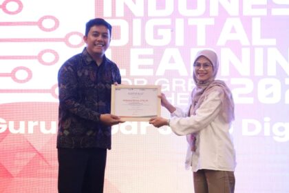 Peserta Pelatihan Indonesia Digital Learning (Kiri) dan Presales Coordinator Pijar Sekolah Khervin Ratu (Kanan) saat acara Indonesia Digital Learning (IDL) 2025, beberapa waktu yang lalu. Foto: Telkom Indonesia