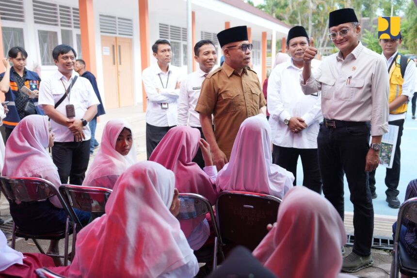 Menteri PU Dody Hanggodo meninjau Sekolah Rakyat Sentra Paramita di Kecamatan Labuapi, Kabupaten Lombok Barat, NTB, Senin (14/07/2025). Foto: Ist