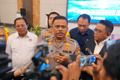 Kakorlantas Polri, Irjen Agus Suryonugroho saat memberikan arahan dalam Simposium Nasional bertajuk “Polantas Menyapa” diselenggarakan Direktorat Lalu Lintas Polda Daerah Istimewa Yogyakarta (DIY) di Hotel Wyndham Garden, Yogyakarta, Kamis (24/7/2025). Foto: Ist