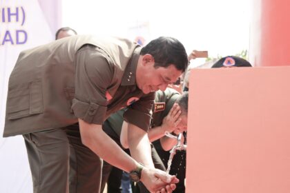 Kepala BNPB, Suharyanto menggunakan air bersih di lokasi sumur bor yang dibuat di Desa Jayamulya, Kecamatan Kroya, Kabupaten Indramayu, Jawa Barat, Kamis (17/7/2025). Foto: Ist