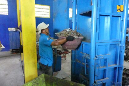 penanganan sampah pada saluran irigasi.