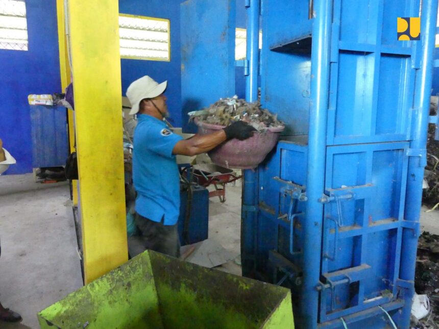 penanganan sampah pada saluran irigasi.