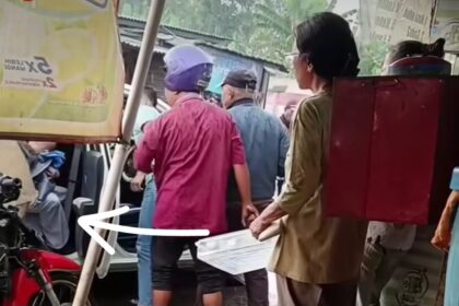 Ibu dan bayinya dipaksa turun dari taksi online saat hujan deras oleh sekelompok ojek pangkalan di Satasiun Tigaraksa, Kabupaten Tangerang. Foto: Tangkapan layar Instagram @medsoszone