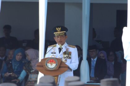 Mendagri Muhammad Tito Karnavian saat melantik Pamong Praja Muda lulusan IPDN Angkatan XXXII Tahun 2025 di Lapangan Parade, Kampus IPDN Jatinangor, Kabupaten Sumedang, Jawa Barat, Senin (28/7/2025). Foto: Kemendagri