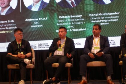 CEO NeutraDC Group Andreuw Th.A.F (kedua dari kiri) saat diskusi panel pada acara SIJORI - Cloud and Datacenter Convention 2025, di Singapura, Kamis (10/7/2025). Foto: Telkom Indonesia