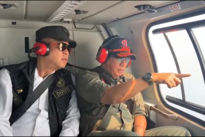 Kepala BNPB Suharyanto, bersama perwakilan kementerian/lembaga melakukan peninjauan udara guna melihat secara langsung kondisi terkini kebakaran hutan dan lahan yang terjadi di sejumlah wilayah di Provinsi Riau, Senin (21/7/2025). Foto: Ist