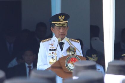 Mendagri Muhammad Tito Karnavian saat melantik Pamong Praja Muda lulusan IPDN Angkatan XXXII Tahun 2025 di Lapangan Parade, Kampus IPDN Jatinangor, Kabupaten Sumedang, Jawa Barat, Senin (28/7/2025). Foto: Kemendagri