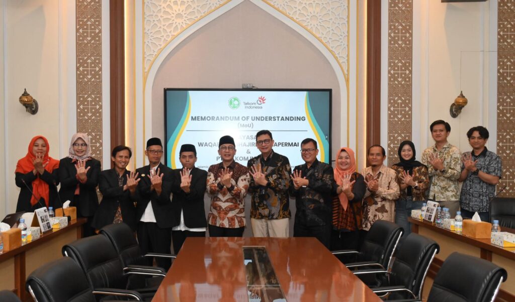 EVP Telkom Regional II Edie Kurniawan (Keempat dari kanan) dan Ketua Yayasan Waqaf Al Muhajirien Jakapermai Mohammad Syafiudin (Kelima dari kiri) beserta jajaran dari masing-masing pihak usai penandatanganan MoU, di Bekasi, Jumat (18/7/2025). Foto: Telkom Indonesia