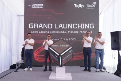 (kiri ke kanan) CEO Telin Budi Satria Dharma Purba, Direktur Wholesale & International Service Telkom Honesti Basyir, Komisaris Telin Bambang A. Margono, dan Komisaris Utama Telin Muhammad Rofik saat Grand Launching Cable Landing Station (CLS) Manado- Minahasa, pada Kamis (17/7/2025). Foto: Telkom Indonesia