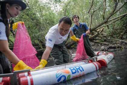 BRI Peduli melalui Program “Jaga Sungai, Jaga Kehidupan” melaksanakan aktivasi bersih-bersih sungai dan edukasi lingkungan dalam rangka menjaga kelestarian sungai dan ekosistem lingkungan. Foto: Dok BRI
