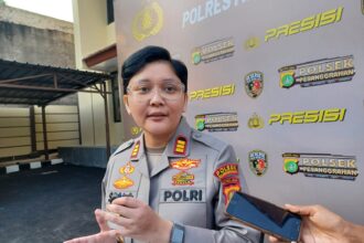 Kapolsek Pesanggrahan, AKP Seala Syah Alam dan jajaran menerima kunjungan Komisi Kepolisian Nasional (Kompolnas) ke Mapolsek Pesanggrahan, Jakarta Selatan, Kamis (3/7/2025). Foto: Joesvicar Iqbal/dok/ipol.id