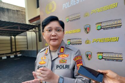 Kapolsek Pesanggrahan, AKP Seala Syah Alam dan jajaran menerima kunjungan Komisi Kepolisian Nasional (Kompolnas) ke Mapolsek Pesanggrahan, Jakarta Selatan, Kamis (3/7/2025). Foto: Joesvicar Iqbal/dok/ipol.id