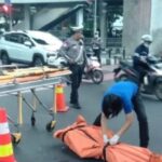 Petugas Unit Laka Lantas Ditlantas Polda Metro Jaya mengevakuasi jasad korban pengendara motor di Traffic Light perempatan CSW di Jalan Sisingamangaraja, Kebayoran Baru, Jakarta Selatan, Jumat (18/7/2025). Foto: Instagram@jakarta.ku