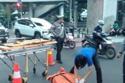 Petugas Unit Laka Lantas Ditlantas Polda Metro Jaya mengevakuasi jasad korban pengendara motor di Traffic Light perempatan CSW di Jalan Sisingamangaraja, Kebayoran Baru, Jakarta Selatan, Jumat (18/7/2025). Foto: Instagram@jakarta.ku
