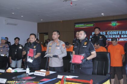 Kapolres Metro Jakarta Barat, Kombes Twedi Aditya Bennyahdi didampingi Kasat Reskrim Polres Metro Jakarta Barat, AKBP Arfan Zulkan Sipayung dan jajaran dalam konferensi pers di Mapolres Metro Jakarta Barat, Kamis (3/7/2025). Foto: Ist