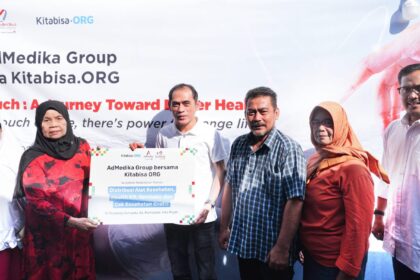 GM Finance & Business Control AdMedika Topan Susanto (ketiga dari kiri) dan Digital TelkoMedika Ahmad Faishol (paling kanan) saat menyerahkan bantuan kepada warga Sempur pada acara Tanggung Jawab Sosial & Lingkungan (TJSL) AdMedika di wilayah Kampung Rambutan, Kelurahan Sempur, Kota Bogor, Kamis (26/6/2025). Foto: Telkom Indonesia