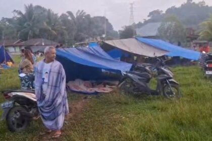 Sejumlah warga mengungsi dengan mendirikan tenda di Desa Tokilo, Tindoli dan Tolambo, Kecamatan Pamona Tenggara, Kabupaten Poso, Jumat (25/7/2025). Foto: Ist