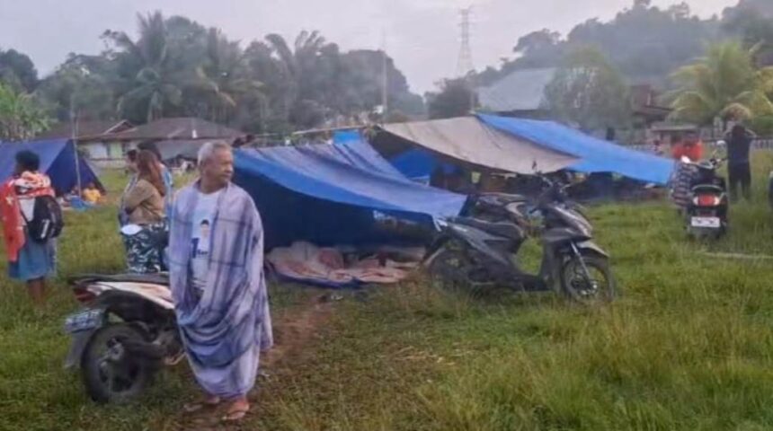 Sejumlah warga mengungsi dengan mendirikan tenda di Desa Tokilo, Tindoli dan Tolambo, Kecamatan Pamona Tenggara, Kabupaten Poso, Jumat (25/7/2025). Foto: Ist
