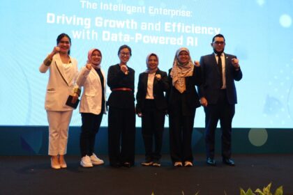 (kiri ke kanan) MC Business Insight Session Nathania R.Michico Tambunan, VP Cloud Business Telkomsigma Wita Astari, Country Director Google Cloud Indonesia Fanly Tanto, Direktur Utama Telkomsigma Dwi Sulistiani, Senior Manager IT Division PT WIKA Riha Rizanah, dan Head of AI Google Cloud Platform Muhammad Fariz Sinaga dalam acara Business Insight Session “The Intelligent Enterprise: Driving Growth and Efficiency with Data–Powered AI”, beberapa waktu yang lalu. Foto: Telkom Indonesia