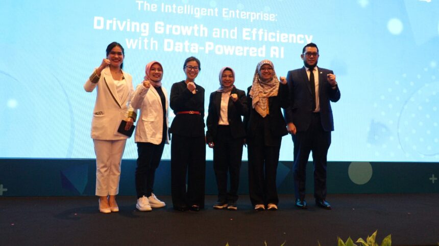 (kiri ke kanan) MC Business Insight Session Nathania R.Michico Tambunan, VP Cloud Business Telkomsigma Wita Astari, Country Director Google Cloud Indonesia Fanly Tanto, Direktur Utama Telkomsigma Dwi Sulistiani, Senior Manager IT Division PT WIKA Riha Rizanah, dan Head of AI Google Cloud Platform Muhammad Fariz Sinaga dalam acara Business Insight Session “The Intelligent Enterprise: Driving Growth and Efficiency with Data–Powered AI”, beberapa waktu yang lalu. Foto: Telkom Indonesia