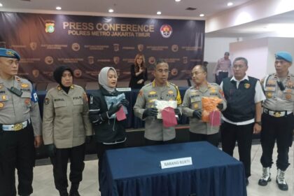 Kapolres Metro Jakarta Timur, Kombes Nicolas Ary Lilipaly didampingi Wakapolres, Kanit PPA, Kapolsek Ciracas dan Kasi Humas AKP Nurul serta jajaran menunjukkan barang bukti kasus penganiayaan terhadap korban balita berusia 2 tahun di Mapolres Jaktim, Rabu (16/7/2025). Foto: Joesvicar Iqbal/ipol.id