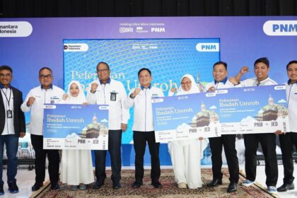 PNM memberikan apresiasi kepada karyawan yang menunjukkan prestasinya dengan hadiah perjalanan wisata religi menuju tanah suci. Foto: PNM