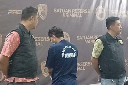 Kasat Reskrim Polres Metro Jakarta Timur, AKBP Dicky Fertoffan menghadirkan tersangka pencabulan anak di bawah umur di Mapolres Jakarta Timur, Jumat (25/7/2025). Foto: Joesvicar Iqbal/ipol.id