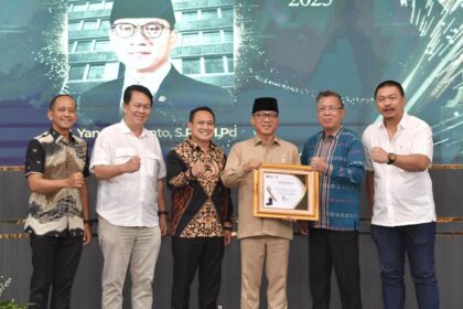 Mendes PDTT Yandri Susanto menerima Penghargaan Pena Emas 2025 dari Forum Pemimpin Redaksi Multimedia Indonesia, Rabu (23/7/2025). Foto: ipol.id