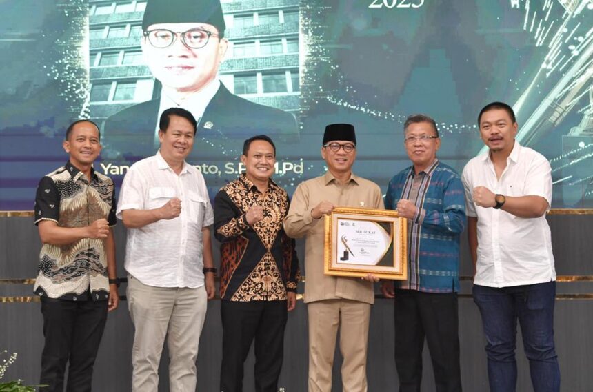 Mendes PDTT Yandri Susanto menerima Penghargaan Pena Emas 2025 dari Forum Pemimpin Redaksi Multimedia Indonesia, Rabu (23/7/2025). Foto: ipol.id
