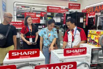 engunjung sedang bertanya produk mesin cuci di pameran Jakarta Fair