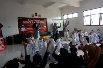 “CyberHeroes: Sekolah Digital” yang dilaksanakan di SDN Sukapura 02, Kabupaten Bandung dan SDN Pelesiran, Kota Bandung yang berlangsung pada 15 dan 17 Juli 2025. Foto: Telkom Indonesia