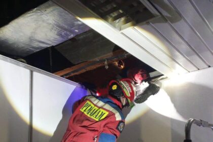 Petugas Sudin Penanggulangan Kebakaran dan Penyelamatan Jakarta Timur mengevakuasi mayat di atas plafon di Jalan Ahmad Yani, Kelurahan Kayu Putih, Kecamatan Pulogadung, Selasa (29/7/2025) malam. Foto: Ist
