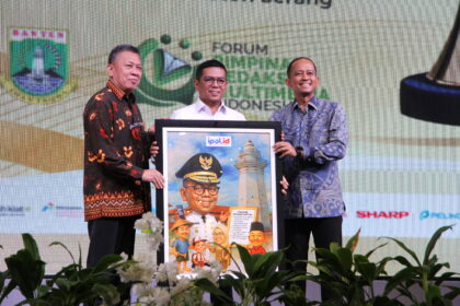 Gubernur Banten Andra Soni (tengah) saat menerima karikatur dari Ketua FPRMI Bernandus Wilson Lumi (ki) dan Sekjen FPRMI Muhammad Solihin di Aston Serang Banten Jumat (18/07/2025). Foto: Alidrian Fahwi /ipol.id