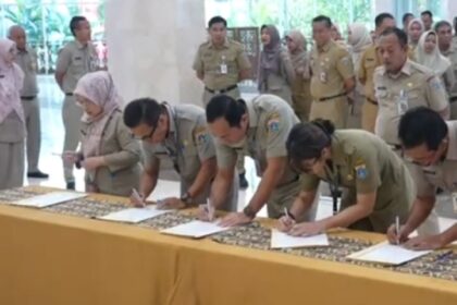 Sekwan DPRD DKI Jakarta, Agustinus (ketiga dari kiri) saat menandatangani fakta integritas dalam apel ASN DPRD DKI Jakarta.(foto istimewa)