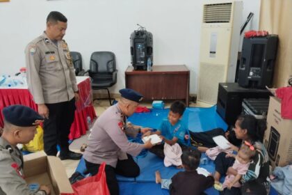 Bhabinkamtibmas dan Brimob saat mendistribusikan bantuan kepada warga terdampak banjir di Masjid Al-Abror di RW 11, Jatinegara, Jakarta Timur, Senin (7/7/2025). Foto: Ist