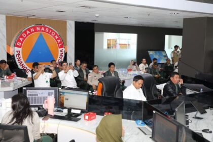 Kepala BNPB, Suharyanto (menggunakan jaket) bersama Menteri Kehutanan, Raja Juli Antoni (kemeja putih) dalam rapat monitoring kebakaran hutan dan lahan bersama perwakilan Pemerintah Provinsi dan Forkopimda secara hybrid dari Graha BNPB, Jakarta, Senin (28/7/2025). Foto: Ist